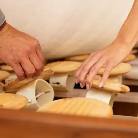 Hände justieren Holzlattenrost unter Matratze für ergonomischen Schlafkomfort im Schlafzimmer.