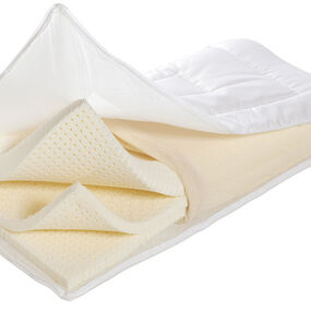 Matratzenauflage aus mehreren Schichten Latex und atmungsaktivem Bezug, für optimalen Schlafkomfort.